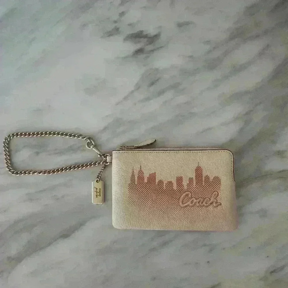 NWOT Coach X Jennifer Lopez Corner Zip Wristlet with NYC Skyline - Picture 3 of 8